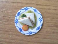 Sandwich serving on small plate - F113